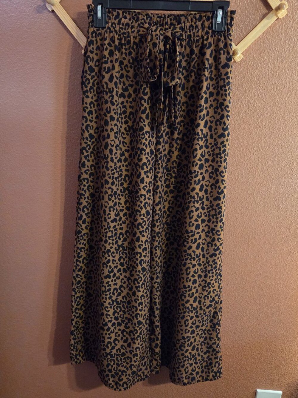 Chic Jenna Sky leopard print wide-leg pants size Small